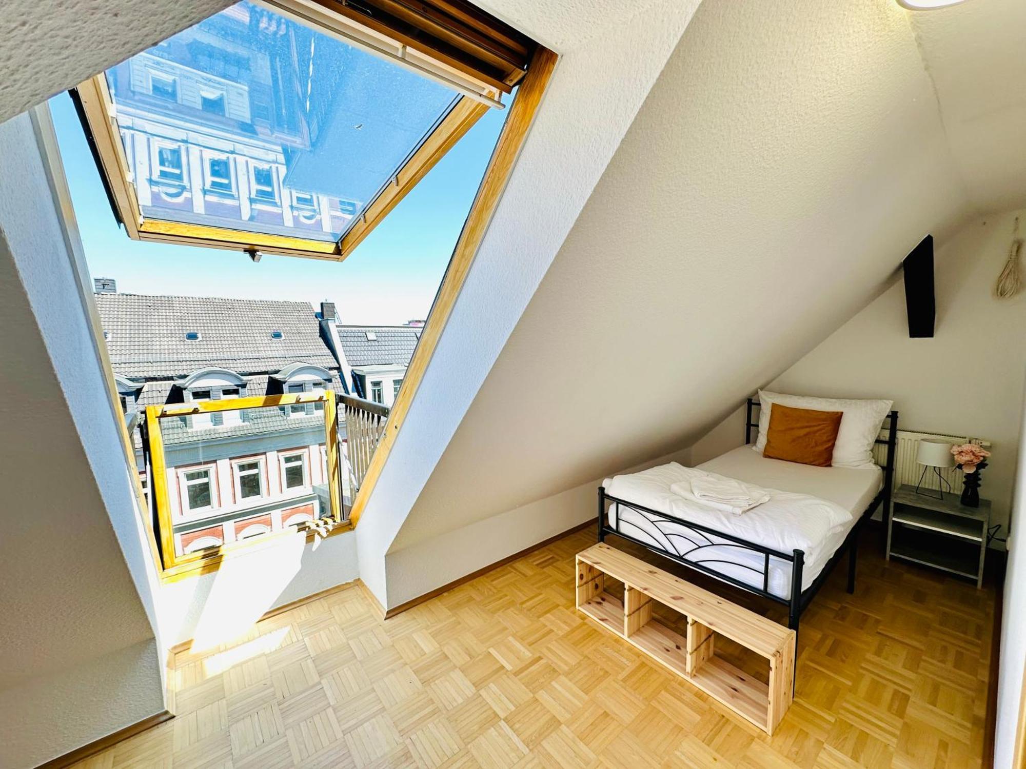 Massive Karli Loft - Over 130 Meters Floor Space - Theater - 4 Private Sleeping Areas - Location In